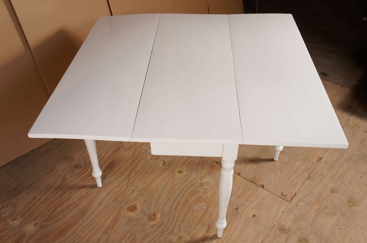 White Drop Leaf Table In Good Condition In Hudson, NY